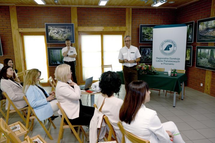 Zdjęcie przedstawia Dyrektora RDLP w Poznaniu Pana Wiesława Krzewinę przemawiającego do uczestników spotkania [fot.: RDLP w Poznaniu]