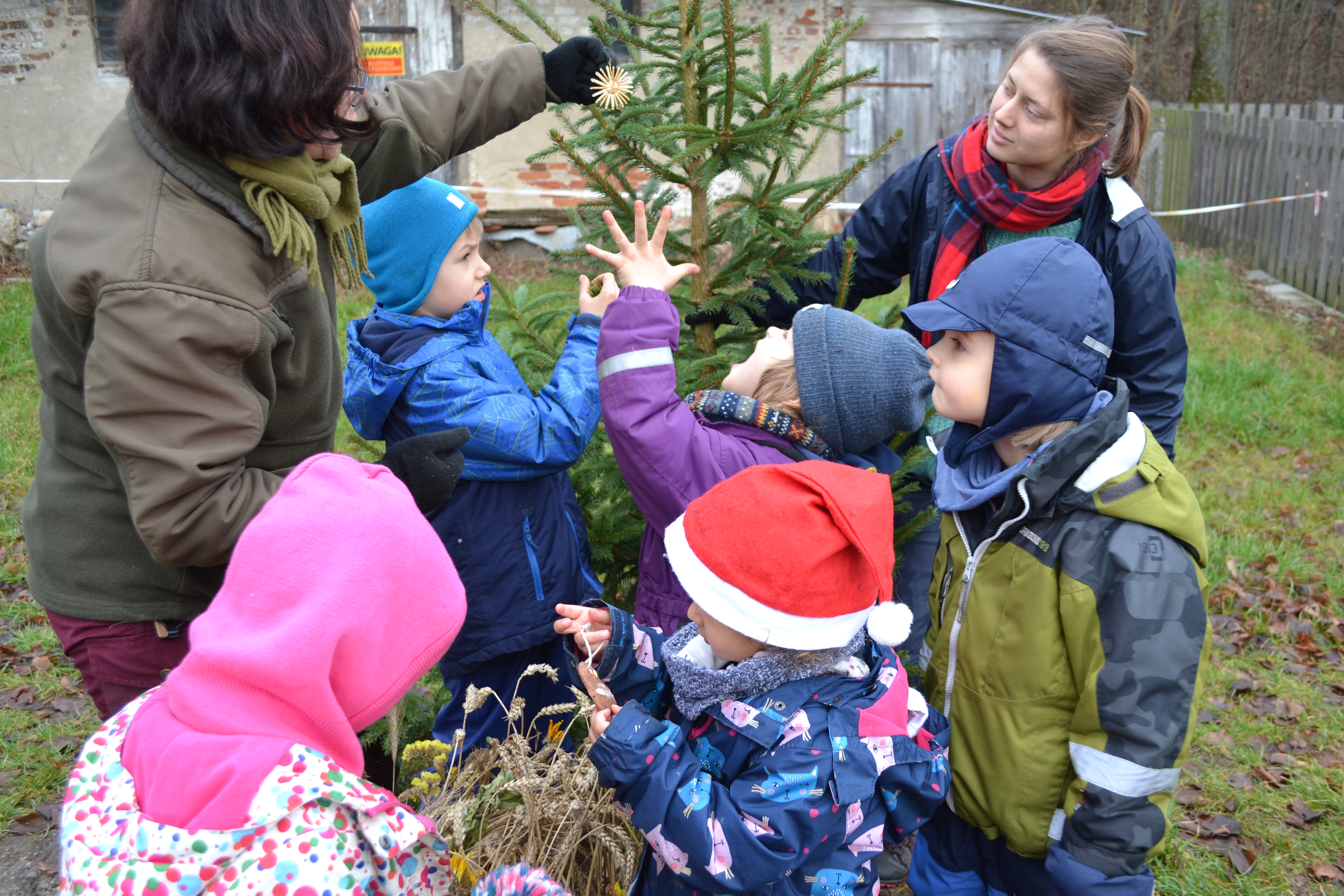 Zdjęcie przedstawia warsztaty bożonarodzeniowe w Łysym Młynie z udziałem przedszkolaków z Niepublicznego Punktu Przedszkolnego Przedszkole Leśne Leśne Gzubki
