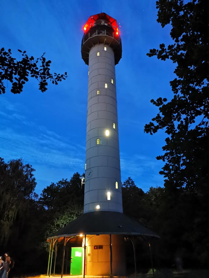 Zdjęcie przedstawia wieżę widokową na Dziewiczej Górze porą nocną. Fot. Krzysztof Pilarski