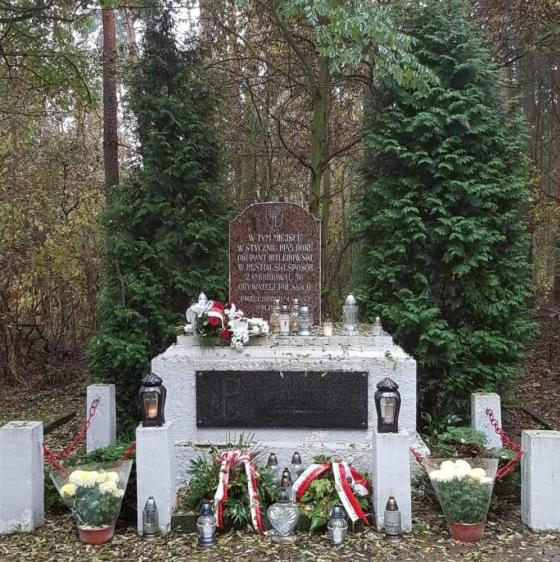 Zdjęcie przedstawia miejsce pamięci poległych w czasie Hitlerowskiej okupacji leśników. Fot. Archiwum Nadleśnictwa Kalisz