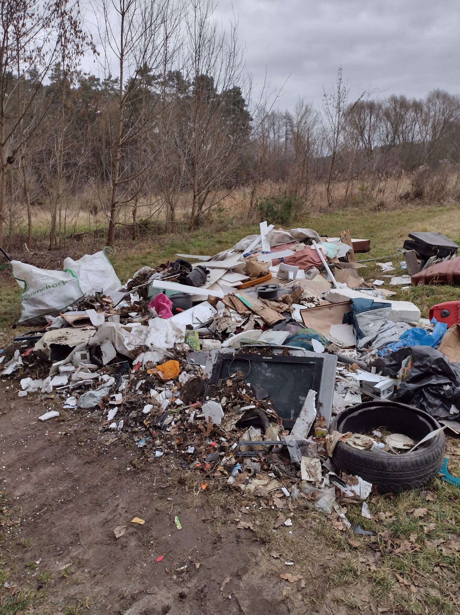 Zdjęcie przedstawia wyrzucone śmieci, znalezione na leśnej drodze w leśnictwie Złotkowo. Fot. Przemysław Rumianowski