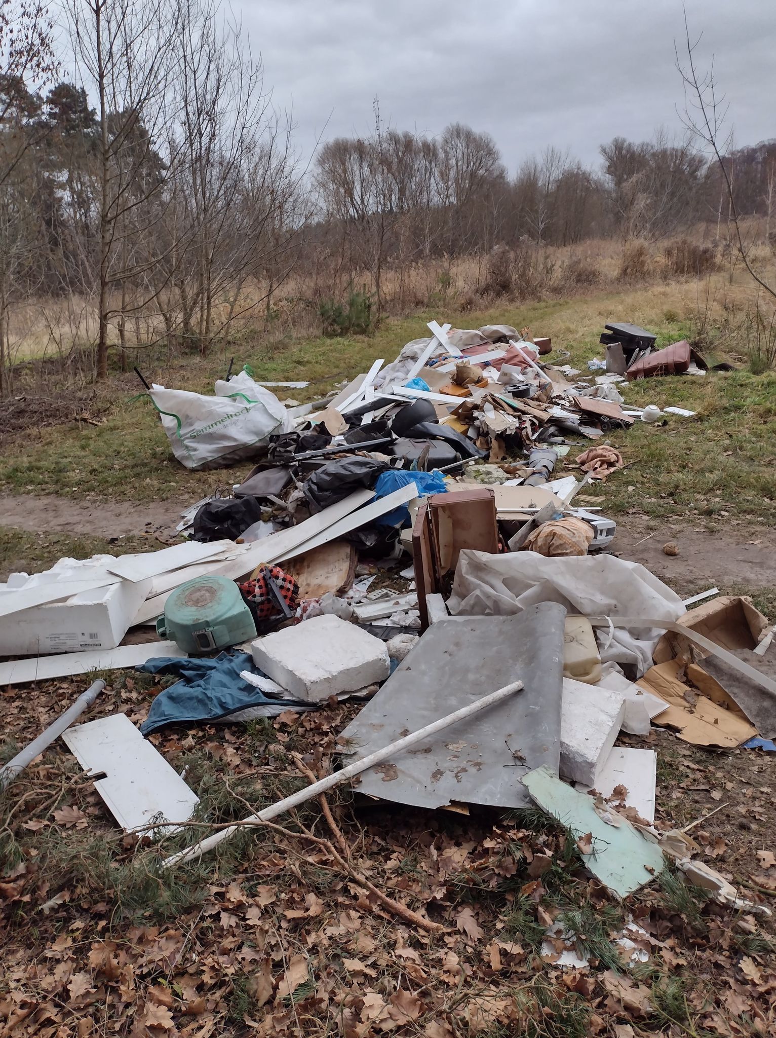 Zdjęcie przedstawia drogę leśną zablokowaną przez wyrzucone śmieci w leśnictwie Złotkowo. Fot. Przemysław Rumianowski