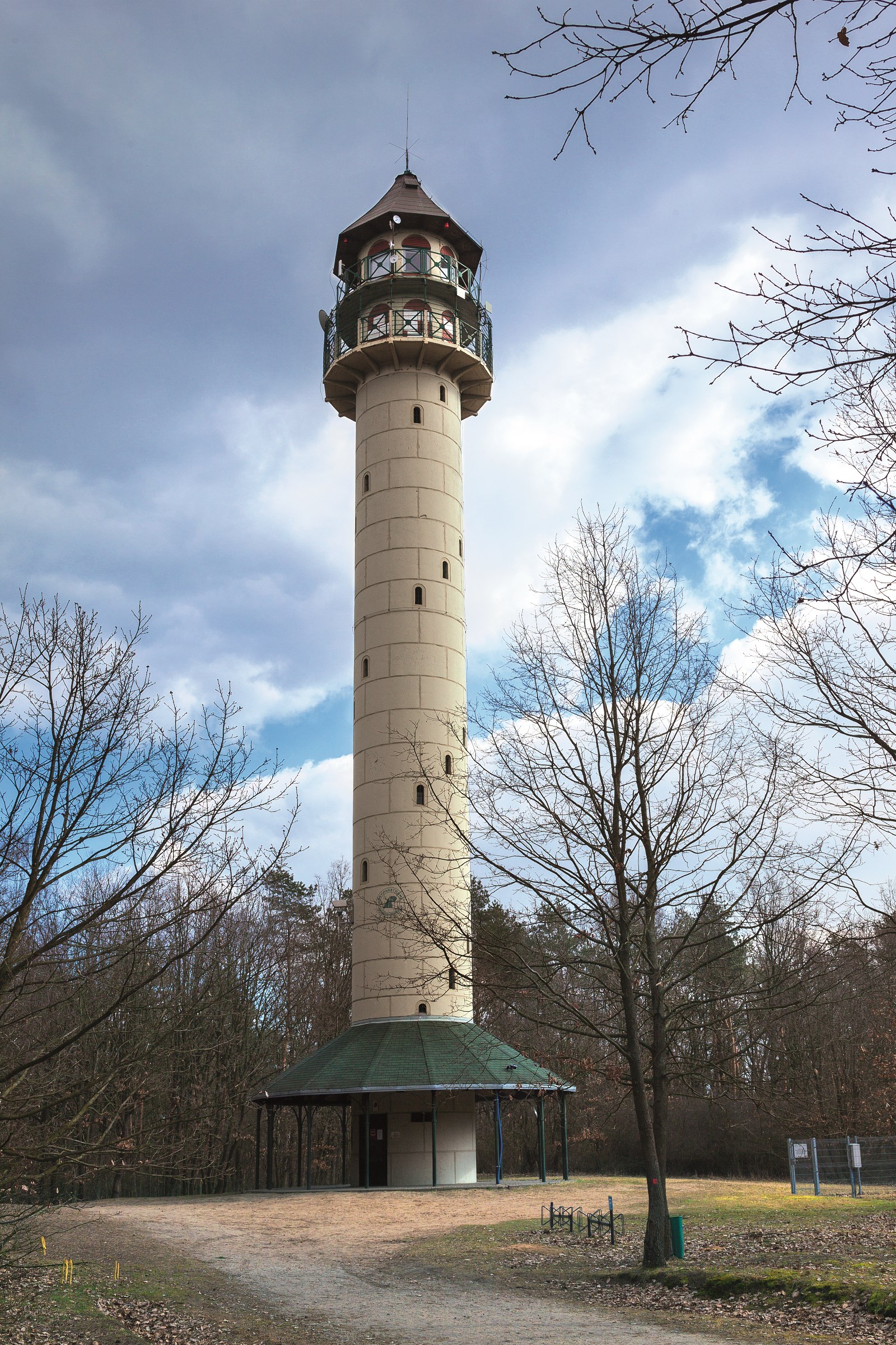 Zdjęcie przedstawia wieżę widokową na Dziewiczej Górze. Fot. Roksana Magda