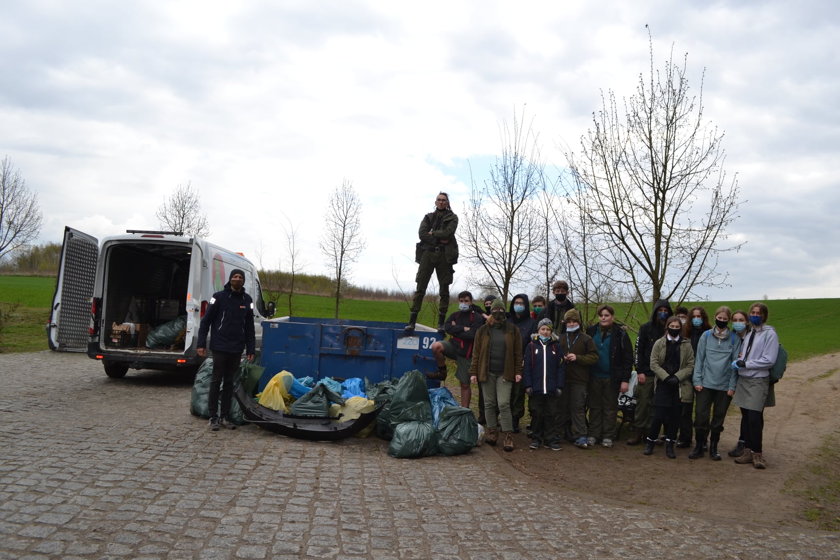 Zdjęcie przedstawia harcerzy oraz zebrane przez nich śmieci na parkingu w Morasku. Fot. Karolina Prange