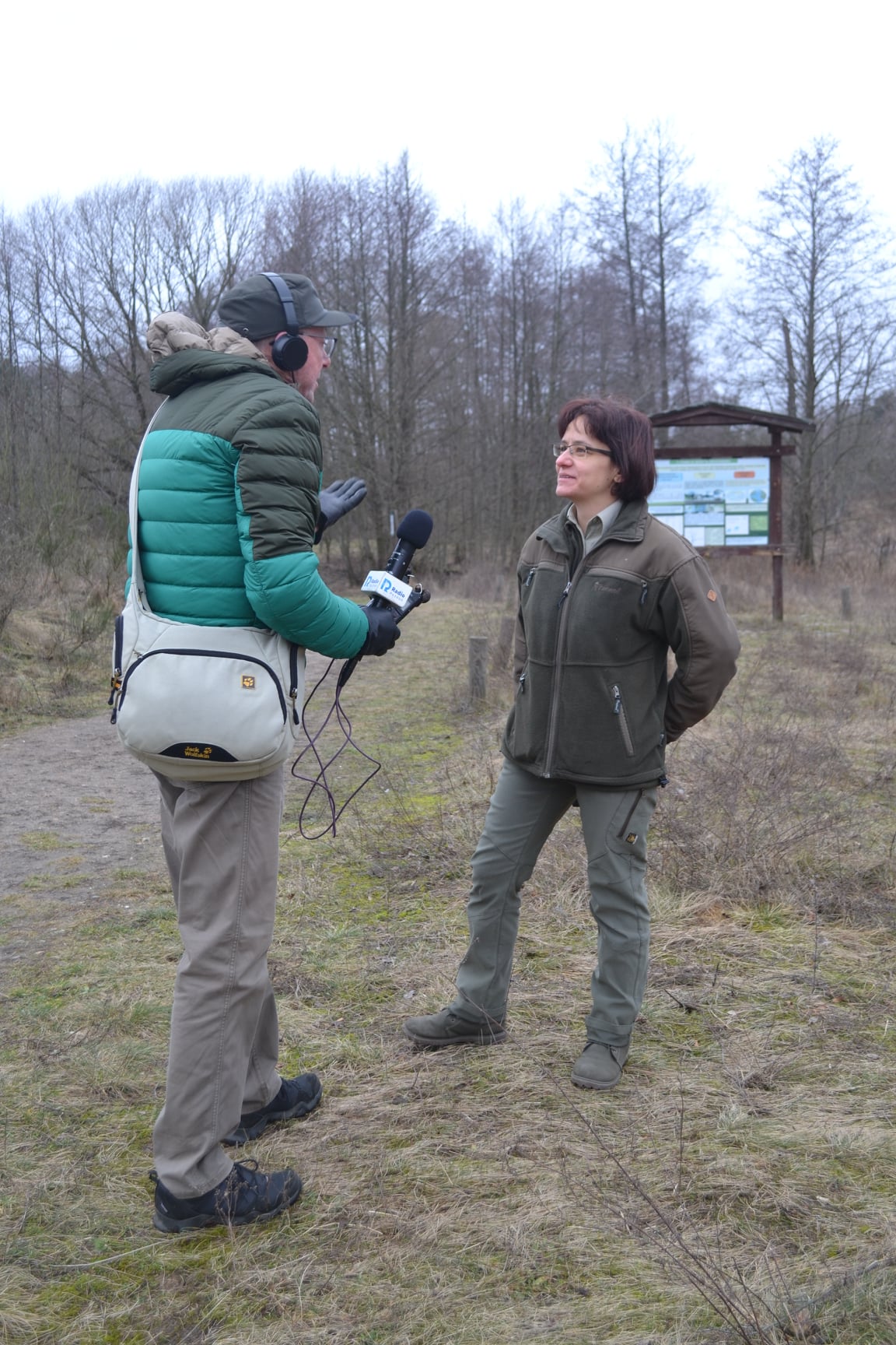 Zdjęcie przedstawia Rafała Regulskiego oraz edukatorkę leśną Karolinę Prangę opowiadającą o życiu bobrów. Fot. Archiwum Nadleśnictwa