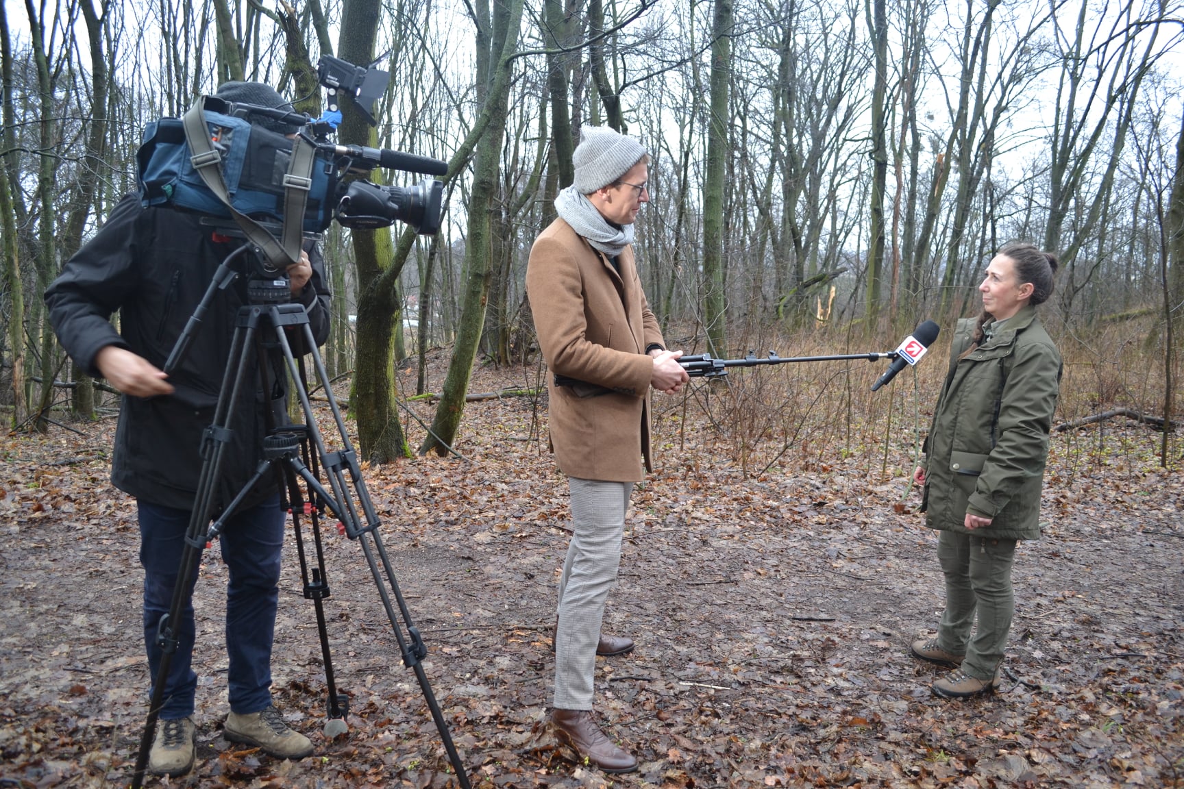 Zdjęcie przedstawia Rafała Regulskiego wraz z inż. nadzoru Hanną Haładzińską-Napierała, która opowiadała widzom o przedwiośniu w lesie. Fot. Archiwum Nadleśnictwa