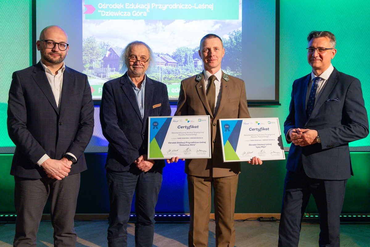 Zdjęcie przedstawia zastępcę nadleśniczego Piotra Szyszko podczas odbioru certyfikatów. Fot. powiat.poznan.pl