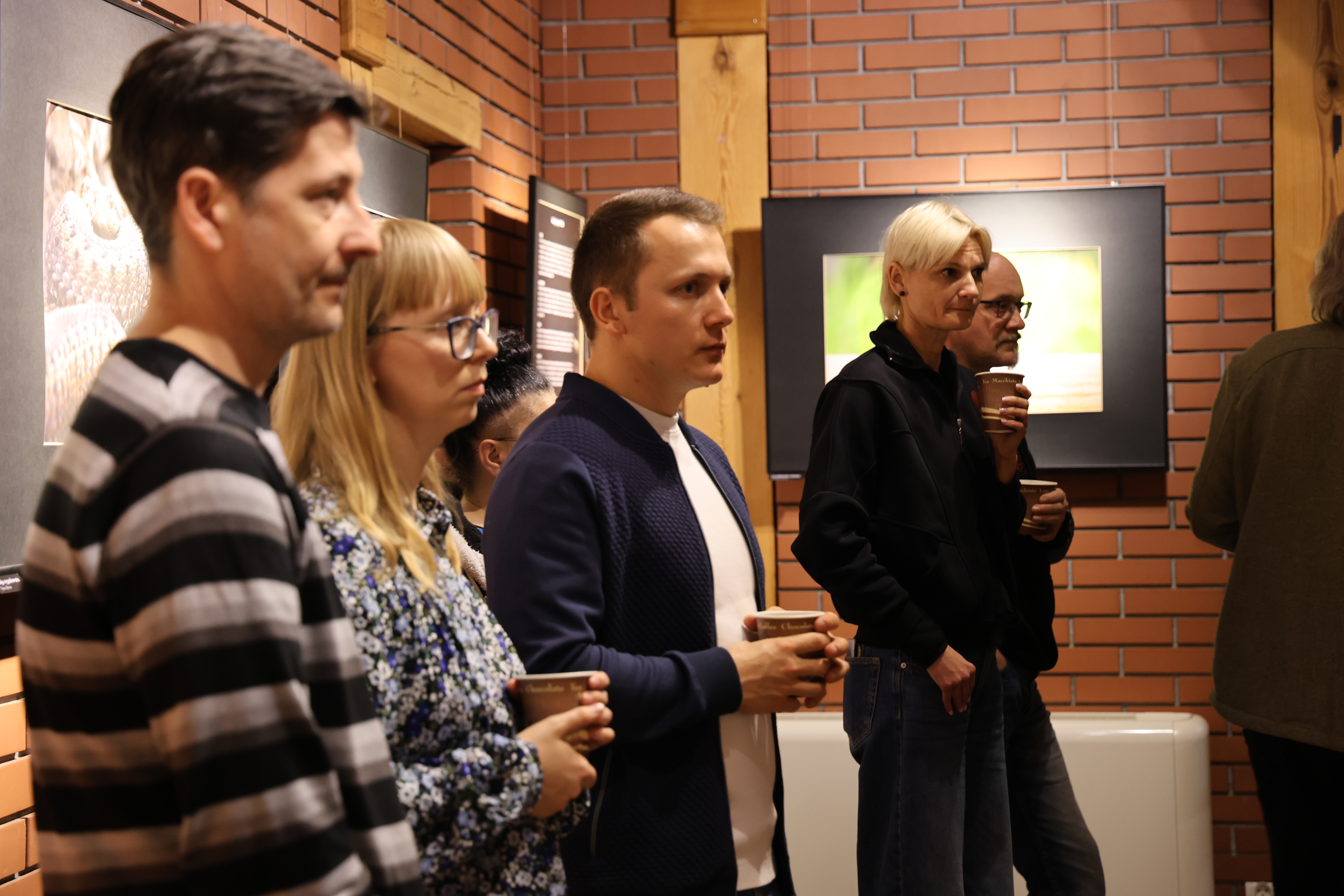 Zdjęcie przedstawia uczestników wernisażu. Fot. P. Kaźmierczak