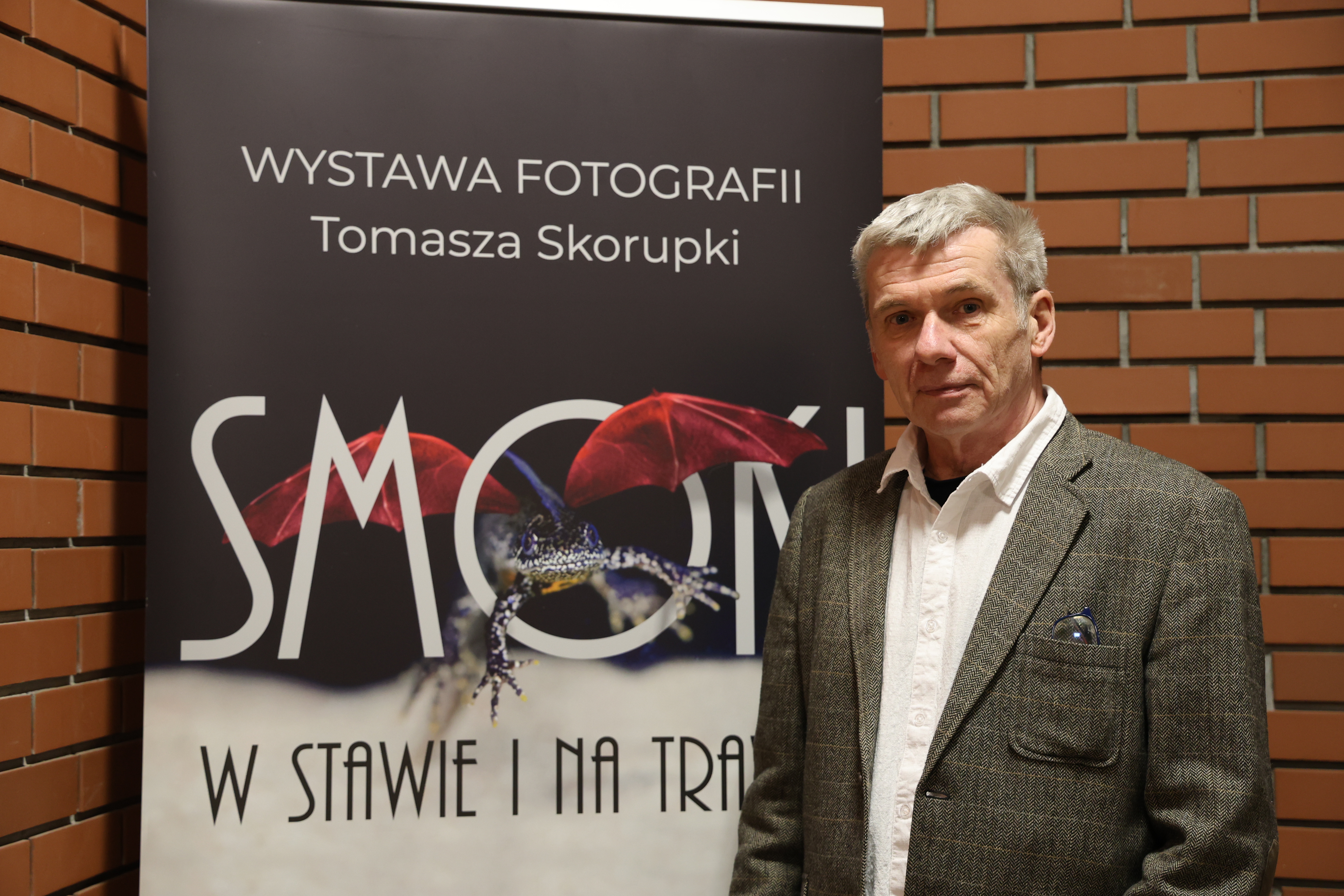 Zdjęcie przedstawia autora wystawy - Tomasza Skorupkę. Fot. P. Kaźmierczak