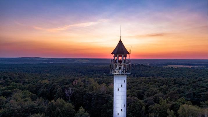 Zdjęcie&#x20;przedstawia&#x20;wieżę&#x20;widokową&#x20;na&#x20;Dziewiczej&#x20;Górze&#x2e;&#x20;Fot&#x2e;&#x20;Dominik&#x20;Maćkowiak