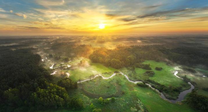 Zdjęcie przedstawia widok z lotu ptaka na rzekę i las, Fot. Piotr Krześlak